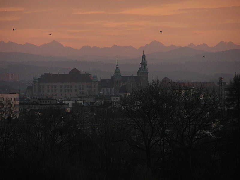 File:Wawel i Tatry z Krowodrzy - panoramio.jpg