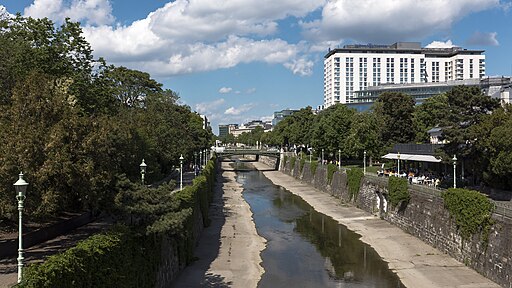 Wien, Stadtpark. Blick entlang des Wienflusses