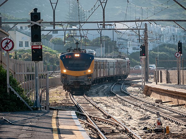 A train approaching Simon's Town station