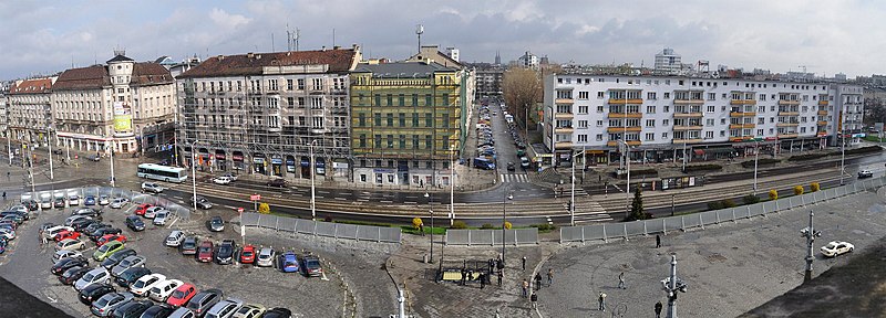 Ulica Gwarna na wprost, na pierwszym planie ulica Józefa Piłsudskiego