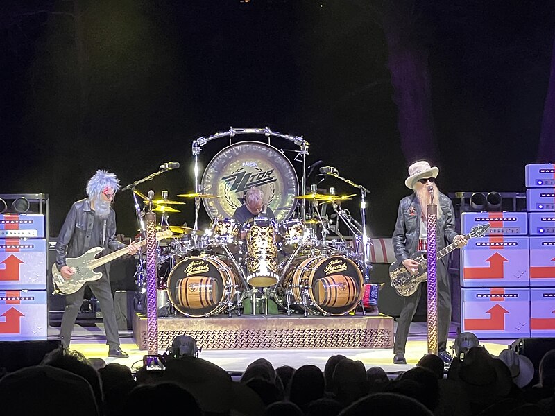 https://upload.wikimedia.org/wikipedia/commons/thumb/6/63/ZZTop_NewBraunfels.jpg/800px-ZZTop_NewBraunfels.jpg