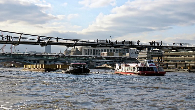 File:'Resource' tugboat near Blackfriars Bridge, Southwark 03.jpg