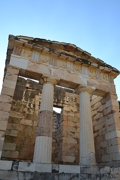 File:Θησαυρός Αθηναίων, κάθετη φωτογραφία.jpg
