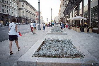 Tverskaya Street etter fullføringen av de viktigste forbedrings- og gjenoppbyggingsarbeidene, august 2016.