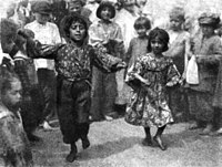 Los niños bailan en las calles de Moscú, 1925