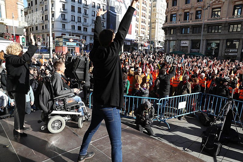 File:‘Voluntarios por Madrid’, flashmob multitudinario y nuevo chaleco por el Día Internacional del Voluntariado 2017 01.jpg