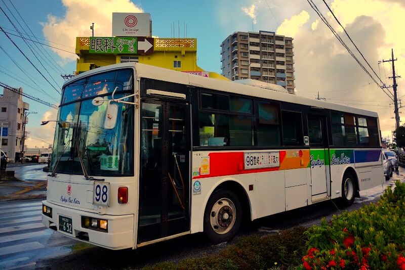 File:琉球バス交通 沖縄200か692（長田）.jpg