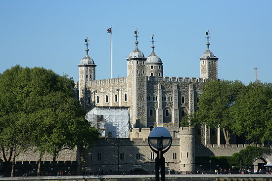 1 the tower of london. Тауэр достопримечательности Великобритании. Лондонский Тауэр достопримечательности. Лондонский Тауэр Королевский дворец. Тауэр Tower of London 7.