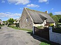 Maison à toit de chaume dans le village de Kercanic.