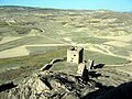 Vista de La Coracha del castillo de Moya (Cuenca), con detalle de la torre de San Roque. Siglo XIV.