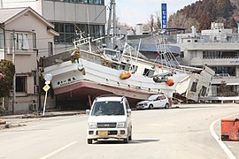 Angestrandetes Boot vor zerstörtem Haus (23. März 2011)