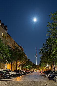 Vista noturna da Strelitzer Straße em Berlim-Mitte, Alemanha. Ao fundo aparece a Torre de televisão de Berlim (definição 3 648 × 5 472)