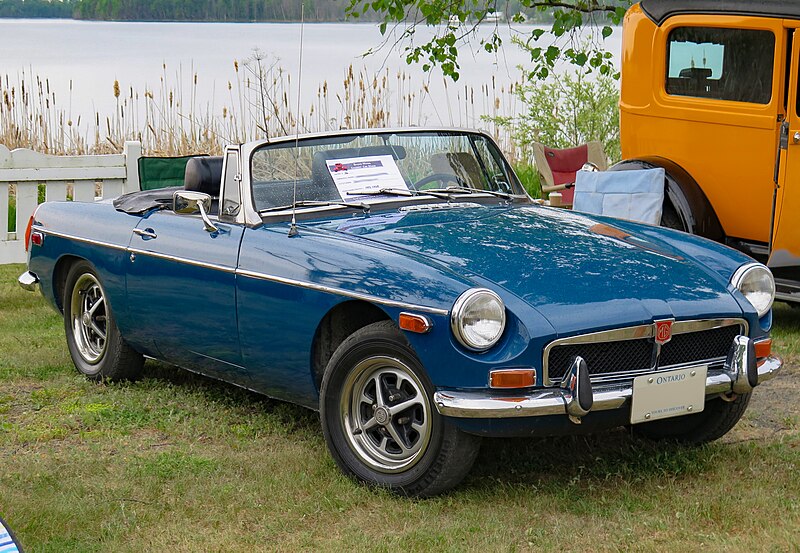 File:1973 MG B Roadster in Teal Blue, Front Right, 06-10-2023.jpg