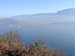 pohled na jezero a město Aix-les-Bains