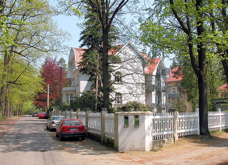 File:20060505050DR Dresden Kurparkstraße 8 Mietvilla.jpg