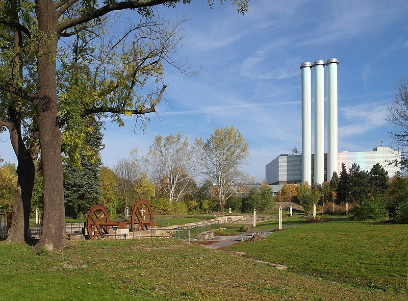 File:20141102040DR Dresden-Südvorstadt Pulvermühlenpark.jpg