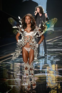 Jasmine Tookes durante o Victoria's Secret Fashion Show de 2014