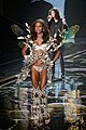 Le mannequin Jasmine Tookes en lingerie lors du Victoria's Secret Fashion Show 2014. Le musicien Hozier est visible en arrière-plan.