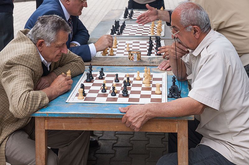 File:2014 Kutaisi, Mężczyzni grający w szachy (02).jpg