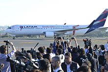 Arrivée de la flamme olympique à l'aéroport de Brasilia en prévision des jeux olympiques d'été de 2016 dans un Boeing 767-300ER aux couleurs de LATAM.