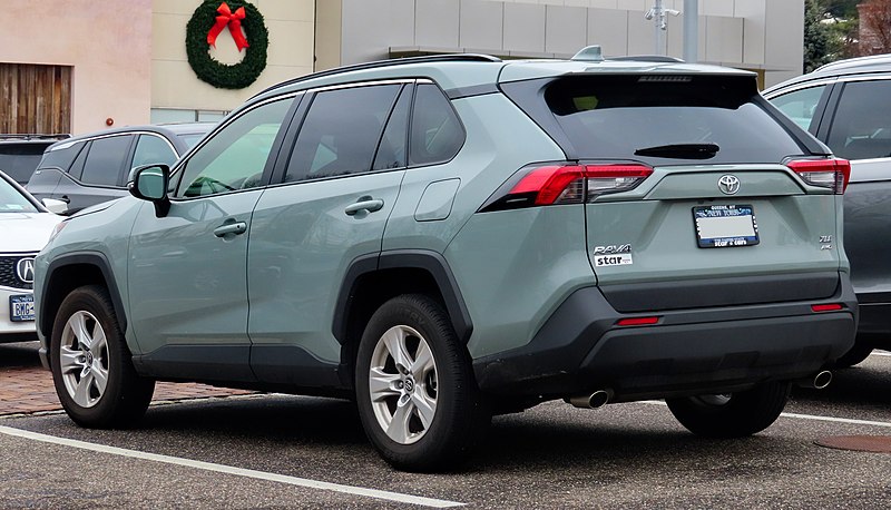 File:2019 Toyota RAV4 XLE AWD, rear 12.31.19.jpg