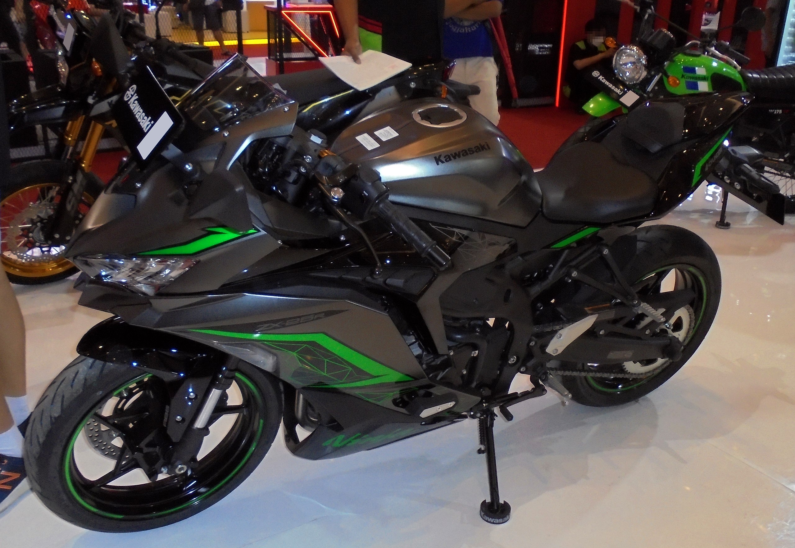 File:2022 Kawasaki Ninja ZX-25R ABS SE 250 (20221105).jpg 