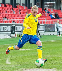 Mittfältaren Marie Hammarström i Sveriges 2-0 mod Island på Myresjöhus Arena 6 april 2013.