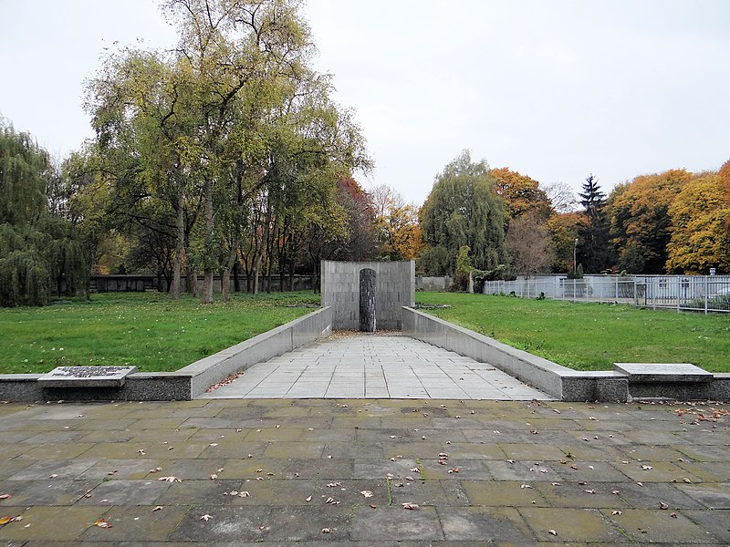 File:251012 Monument of Jews and Poles Common Martyrdom in Warsaw - 05.jpg