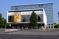 Vista do prédio do cinema de Karl-Marx-Allee, ao fundo a Rathaus Mitte, em vez do Hotel Berolina