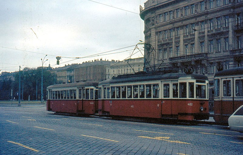 File:71 T1 402 und k6 1595 Schwarzenbergpl Erdberg-Einschub.jpg