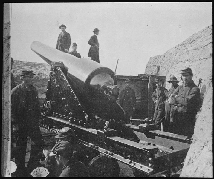 File:A 200-pound Parrott rifle in Fort Gregg on Morris Island, South Carolina, 1865 - NARA - 533271.jpg