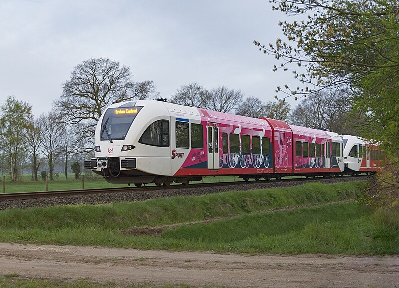 File:Aalten Arriva Giro trein als stoptrein 30922 naar Arnhem (2-2) (25967618954).jpg