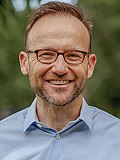 Adam Bandt portrét (2020) (oříznuto) .jpg