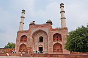Grobowiec Akbara w Agrze w Indiach wykorzystuje czerwony piaskowiec i biały marmur, podobnie jak wiele pomników Mogołów.  Taj Mahal jest godnym uwagi wyjątkiem, ponieważ używa tylko marmuru.