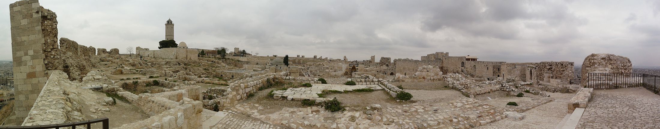 قلعة حلب  2200px-Aleppo_citadel_panoramic