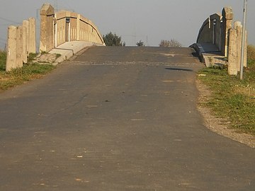 Alte Lahnbrücke mit grundhaft erneuertem Oberbau und einigen Elementen des historischen Geländers (Spolien), 5. November 2015