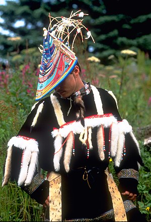 Alutiiq Dancer sa Tradisyonal nga Pista sa Garb