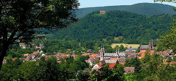 Stadtkern von Amorbach mit Gotthardsberg und Gotthardsruine