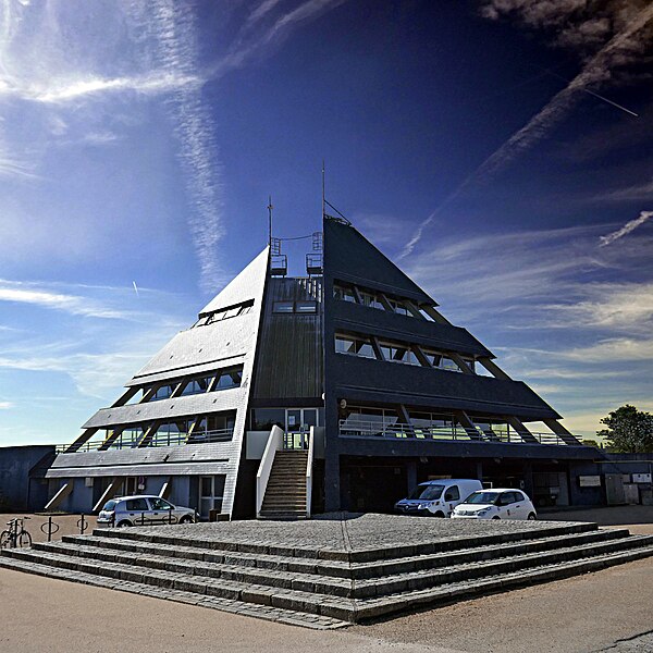 File:Angers, Pyramide du Lac de Maine.jpg