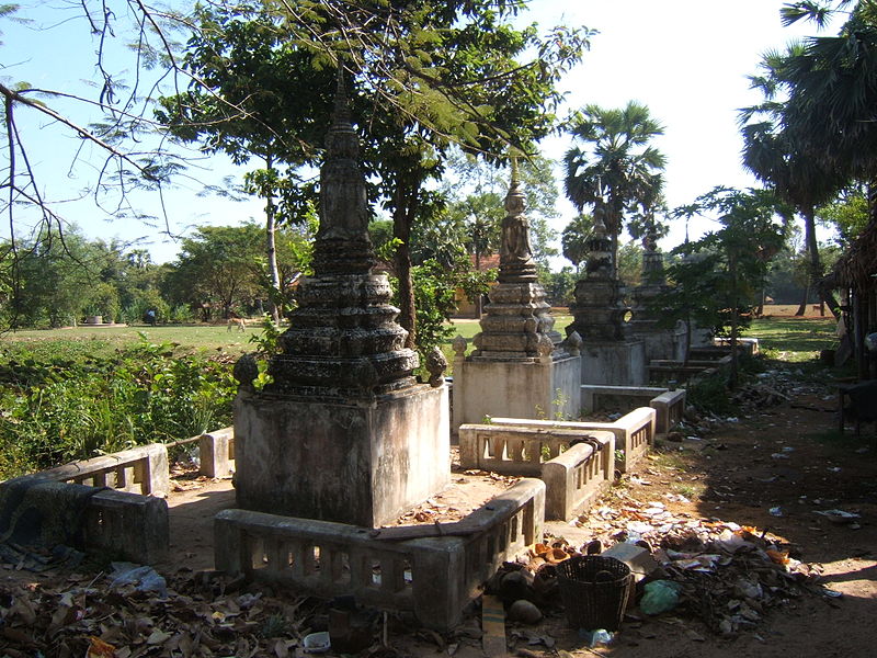 File:Angkor-aux alentours.JPG