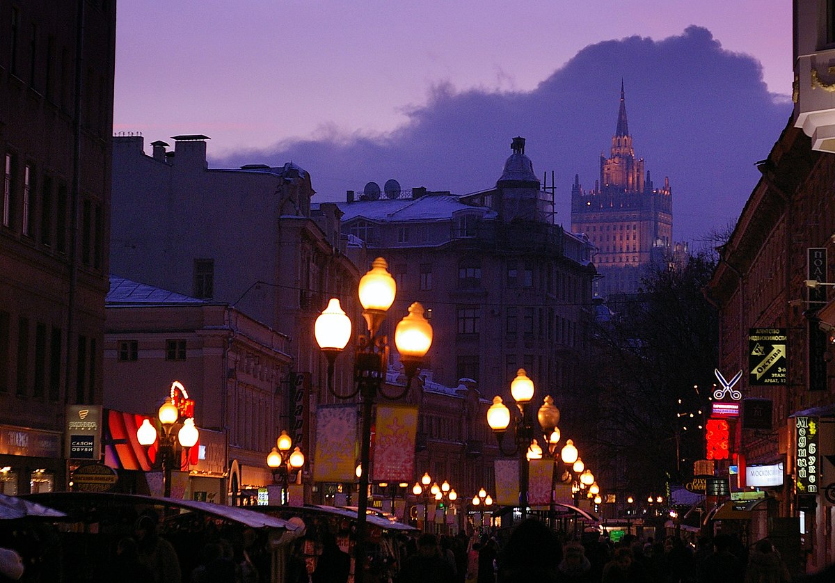 Улица Арбат Москва вечером