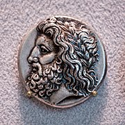 Statère d'argent à l'effigie de Zeus Lykaios, émis par la ligue arcadienne en 363/2 av. J.-C. Altes Museum de Berlin.