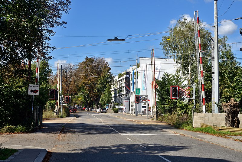 File:Auhofstraße EK Km 1.750.JPG