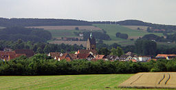 Blick auf Bösingfeld, Extertal, Nordrhein-Westfalen, Deutschland. In der Bildmitte die Pfarrkirche.