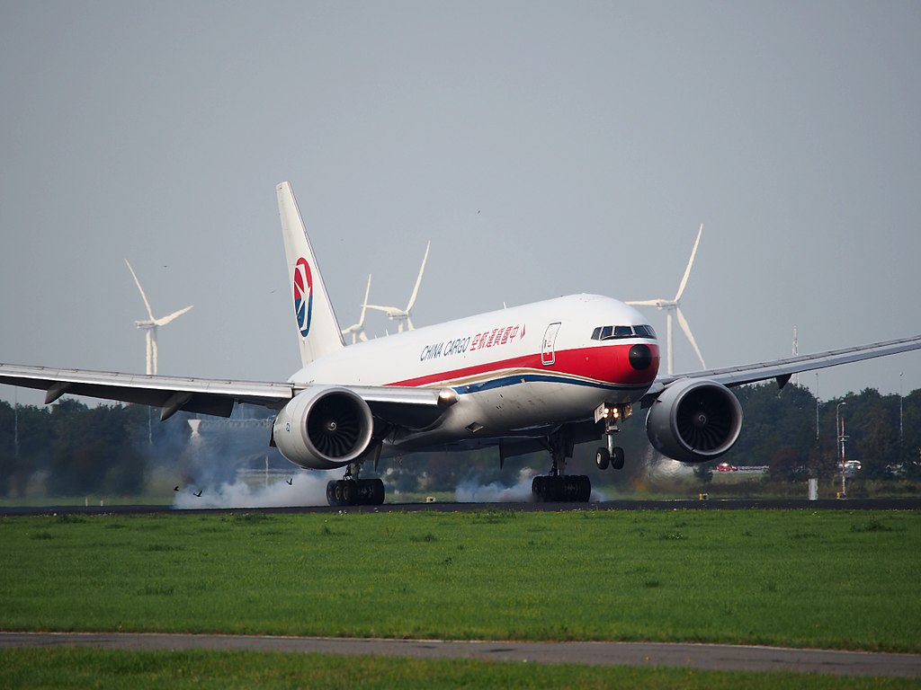 File:B-2082 China Cargo Airlines Boeing 777-F6N, landing ...