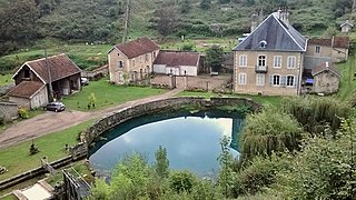 La maison du maître des Forges et le bassin de la résurgence.