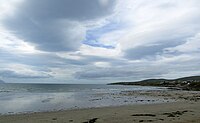 Blick vom Sandstrand bei Ebbe zum Kap Kerry Head, rechts Ballyheigur