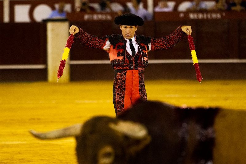 File:Banderillero de toro de lidia.jpg