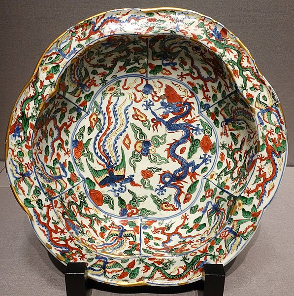 File:Basin with dragon and phoenix design, Jingdezhen ware, China, Ming dynasty, Wanli era, 1573-1620 AD, ceramic, overglaze enamel - Tokyo National Museum - Tokyo, Japan - DSC08359.jpg