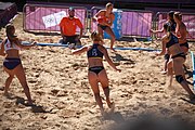 Deutsch: Beachhandball bei den Olympischen Jugendspielen 2018; Tag 3, 10. Oktober 2018; Mädchen, Vorrunde, Gruppe B - Niederlande-Argentinien 2:0 English: Beach handball at the 2018 Summer Youth Olympics at 10 October 2018 – Girls Preliminary Round Group B‎ – Netherlands-Argentina 2:0